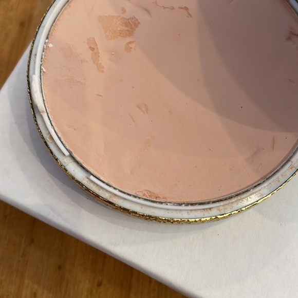 Vintage 60s Avon Cameo Compact Mirror With Pressed Powder Refillable 2.5” - Picture 7 of 9